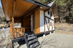 コテージ_B type(2F建て、丸太と白カベのコントラスト)