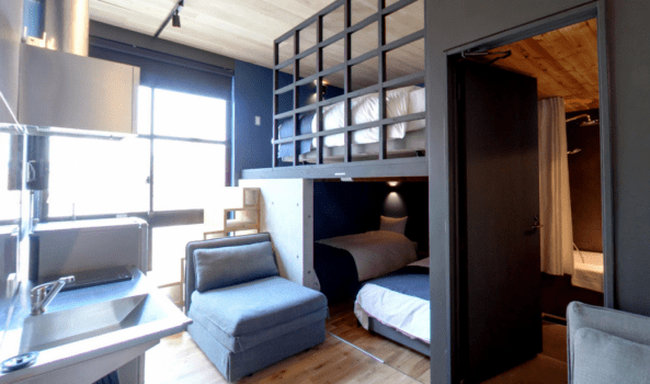 大きな窓からはたっぷり日差しが入ります。Studio B