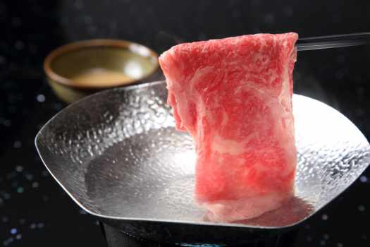 細かなサシが特長の神戸ビーフをしゃぶしゃぶで