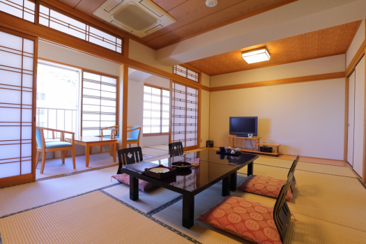 【本館３Fデラックス和室例】有馬川沿いのゆったり明るい和室１２帖