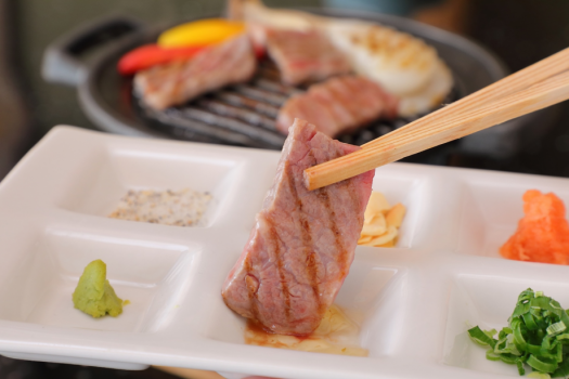 ステーキはいろいろな薬味でお楽しみいただけます