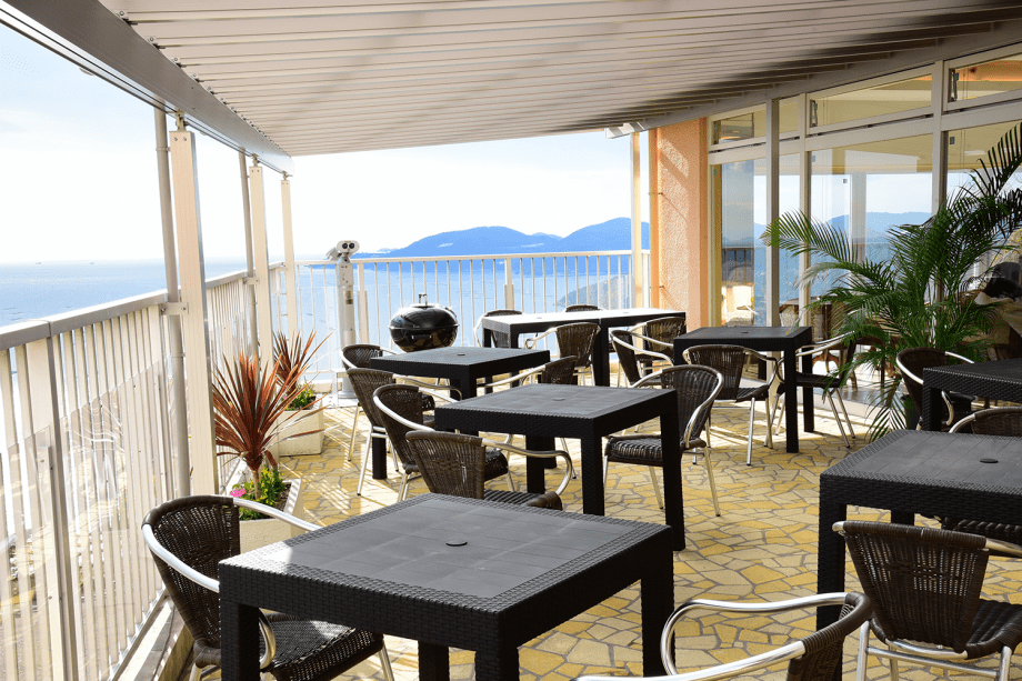 日差し対策や急な雨にも安心。新しくなった開放感あふれる絶景テラス。