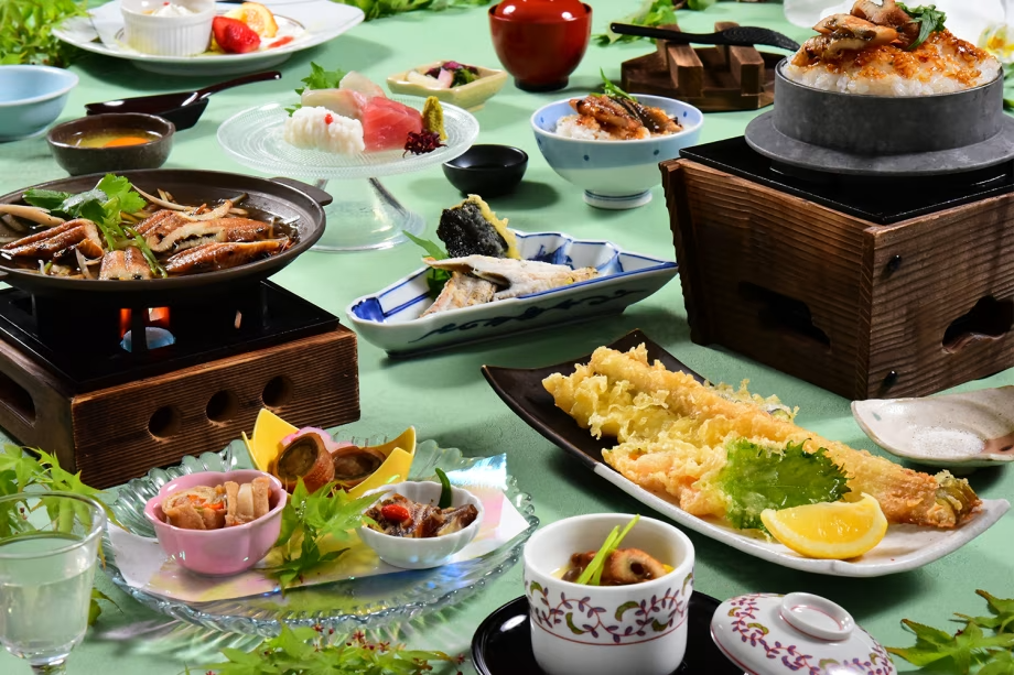 肉厚な播州名物「穴子」を色とりどりの旬の地野菜とともに上品に仕上げた穴子三昧コース。 肉厚な播州名物「穴子」を色とりどりの旬の地野菜とともに上品に仕上げた穴子三昧コース。