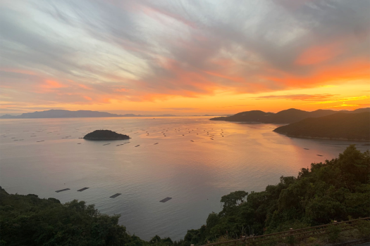 南側のテラスは夕日百選・赤穂御崎に沈む夕日をご覧いただけます。