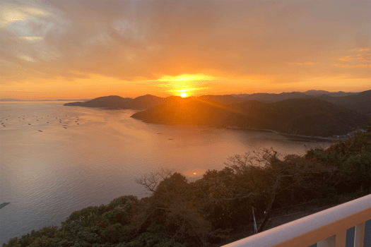 南側のテラスは夕日百選・赤穂御崎に沈む夕日をご覧いただけます。