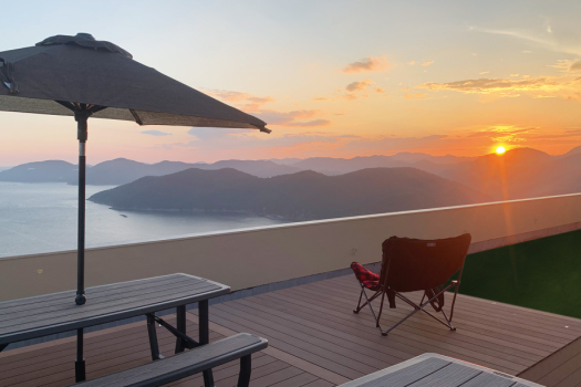 屋上にオープンした「天空テラス」で夕日百選・赤穂御崎に沈む夕日に癒されて。