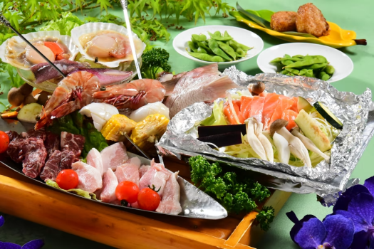 お肉の盛合せとホタテや海老など海鮮を豪快に焼き上げるBBQ。万葉の絶景とともにお楽しみください。