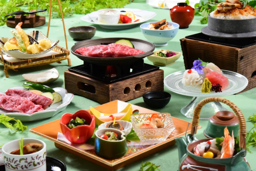 瀬戸内を中心に旬の海の幸と国産牛焼きしゃぶ陶板焼き、〆は穴子の釜飯と贅沢な味わいの昼のおすすめ会席。