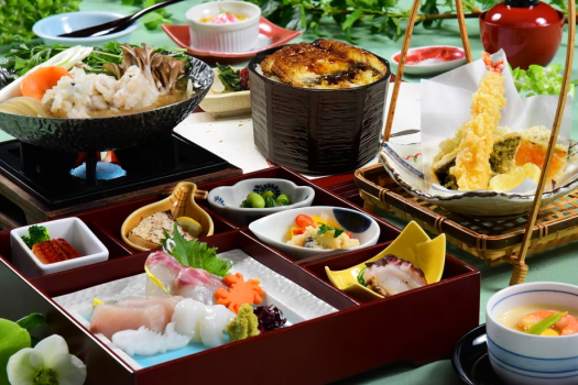 季節の美味が詰まった宝箱に、関西の夏の味「鱧鍋」をご一緒に。
