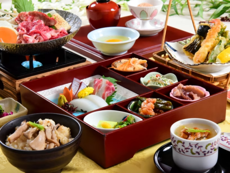 *【ランチ】「ゆうなぎ」播磨牛すき鍋：秋の旬を詰め込んだ宝箱と、割り下で煮込んだ牛すき鍋をご賞味ください。