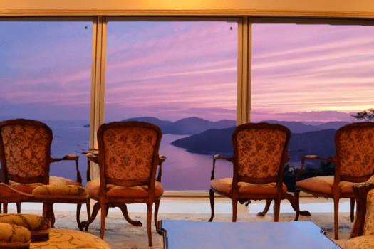 ラウンジ　季節や気温、湿度により様々な情景がご覧頂けます