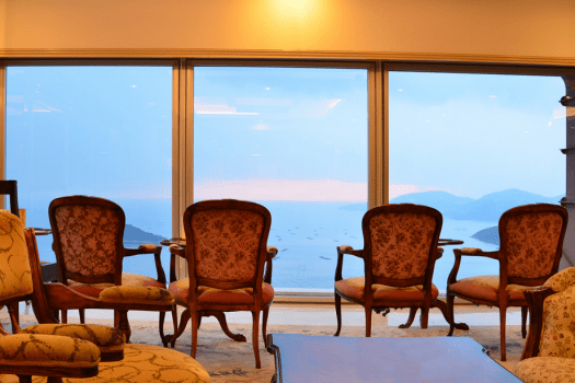 ラウンジ　季節や気温、湿度により様々な情景がご覧頂けます