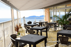 日差し対策や急な雨にも安心。新しくなった開放感あふれる絶景テラス。
