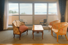 東側にも瀬戸内から昇る朝日が見えるテラスがございます。