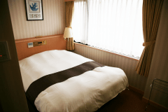 疲れを癒すゆったりダブルベッド