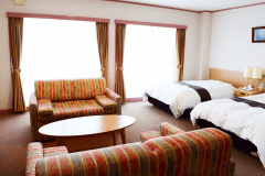 夜景ルーム、夜は港と工場夜景が楽しめます