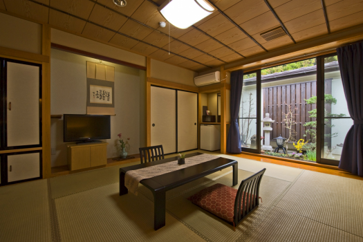 【庭園風呂付き客室 C-Type】ゆとりのあるこちらのお部屋は他のお部屋とは隣接していない中庭のお部屋です。