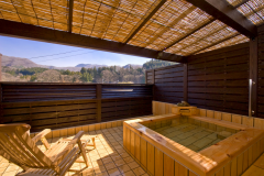 【露天風呂付き客室 A-Type】デッキテラスの露天風呂からは自然溢れる塩原温泉の景色が眺望できます。 【露天風呂付き客室 A-Type】デッキテラスの露天風呂からは自然溢れる塩原温泉の景色が眺望できます。