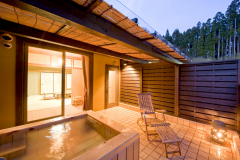 【露天風呂付き客室 A-Type】露天風呂に浸かりながら6月にはホタルを、そして流星群の時期には流星群観測をお楽しみいただけます。 【露天風呂付き客室 A-Type】露天風呂に浸かりながら6月にはホタルを、そして流星群の時期には流星群観測をお楽しみいただけます。