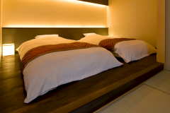 【庭園風呂付き客室 C-Type】ベッドは、ロータイプのセミダブルになります 【庭園風呂付き客室 C-Type】ベッドは、ロータイプのセミダブルになります