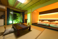 【庭園風呂付き客室 C-Type】こちらのお部屋ではゆとりのあるスペースで6名様までご利用いただけます。ご家族でお寛ぎいただくには最適なお部屋です。 【庭園風呂付き客室 C-Type】こちらのお部屋ではゆとりのあるスペースで6名様までご利用いただけます。ご家族でお寛ぎいただくには最適なお部屋です。