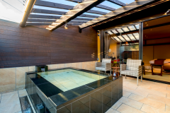 【露天風呂付き客室 D-Type】広々としたデッキには専用露天風呂もございます。 【露天風呂付き客室 D-Type】広々としたデッキには専用露天風呂もございます。