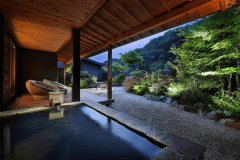 【離れ特別室】新鮮な温泉が24時間注がれる露天風呂は、高級感あふれる石造り