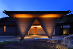 【外観夕景】箒川を望む絶好のロケーションを誇る一軒宿