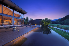 テラスには水盤もあり人気の撮影スポットとなっております。