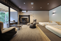 【離れ洋室】完全洋室タイプとなり、ゆったりお寛ぎ頂けるソファをご用意しております。