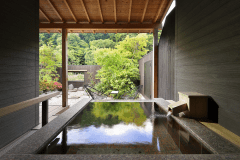 【離れ和洋室】専用のお庭がついたお部屋からは大自然の風景に庭の小窓からは箒川を眺める事が出来ます。