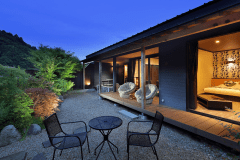 【離れ特別室】専用のお庭がついたお部屋からは大自然の風景に庭の小窓からは箒川を眺める事が出来ます。