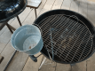 BBQコンロには網+火箸+バケツ付