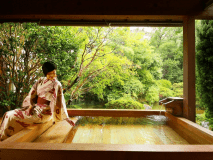 大人が4人位入れる大きさの露天風呂