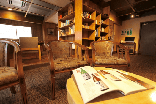 フリードリンクや書籍が楽しめるライブラリーラウンジ