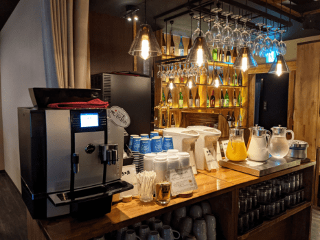 【朝食ビュッフェ】いつでも挽きたてのコーヒーマシンやオレンジジュース、ミルクをご用意しています。