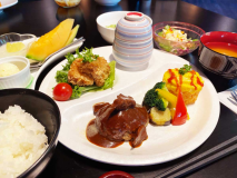 【お子さまランチ】ビーフシチューハンバーグ、ミルフィーユオムライスなど（一例）