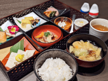 【昼食】くつろぎ宿オリジナル幕の内弁当をお部屋にご用意。（内容は日により異なる場合がございます。）