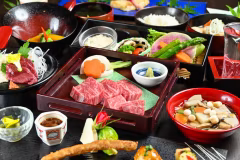 【ご夕食】旬の食材、地元の食材、創作会津郷土料理膳。和会席スタイルの食事をダイニング会場でお楽しみいただけます。