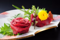【会津名物桜刺し付】会津の銘酒と共に味わう馬刺し付★赤身が特徴の馬刺しを辛子にんにく味噌で味わう♪