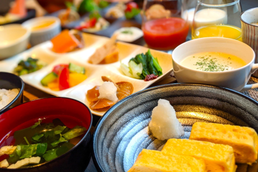 朝食ビュッフェ一例:卵焼きやお味噌汁など朝にぴったりのメニューでご用意しております 朝食ビュッフェ一例:卵焼きやお味噌汁など朝にぴったりのメニューでご用意しております