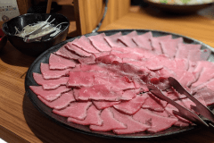 夕食ビュッフェではローストビーフなど、幅広い世代にお楽しみいただける料理もご用意