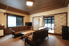 【リビング付和洋室】和室10畳＋洋室ツイン◆シャワー付（手前リビング、奥和室）