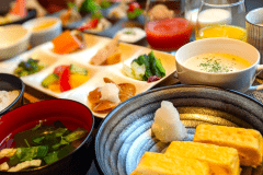 朝食ビュッフェ一例：卵焼きやお味噌汁など朝にぴったりのメニューでご用意しております