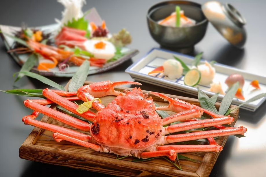 【夕食】越前蟹会席(一例)：冬の味覚の王者越前蟹と、灰屋自慢の越前郷土会席、どちらもご堪能いただけます。