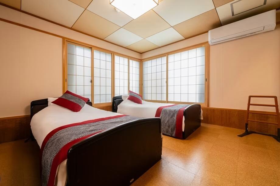 【本館十楽棟】和洋室(バリアフリー)客室イメージ
2床のベッドがある洋室と、お部屋毎に異なる1室をご用意。