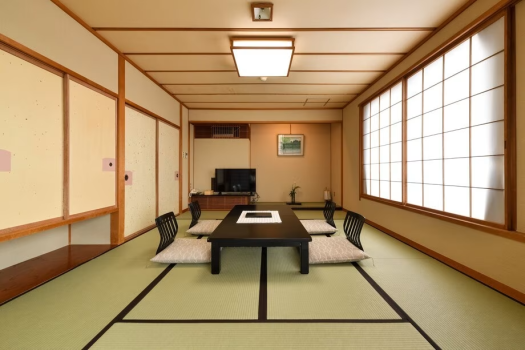 【本館十楽棟】和室(スタンダード)：10畳の「本間」＋「広縁」のお部屋の一例。