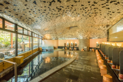 大浴場「陽だまりの湯」内風呂
広々とした大浴場から見える庭石が四季のぬくもりを感じさせてくれます。宿情緒たっぷりのお風呂をお楽しみください。 大浴場「陽だまりの湯」内風呂
広々とした大浴場から見える庭石が四季のぬくもりを感じさせてくれます。宿情緒たっぷりのお風呂をお楽しみください。