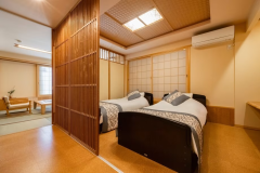 【本館十楽棟】和洋室(バリアフリー)客室イメージ
2床のベッドがある洋室と、お部屋毎に異なる1室をご用意。 【本館十楽棟】和洋室(バリアフリー)客室イメージ
2床のベッドがある洋室と、お部屋毎に異なる1室をご用意。