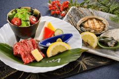 【夕食】灰屋自慢のご当地グルメプラン：福井県最高ランク【若狭牛】と高級食材【活あわび】を贅沢に使用！